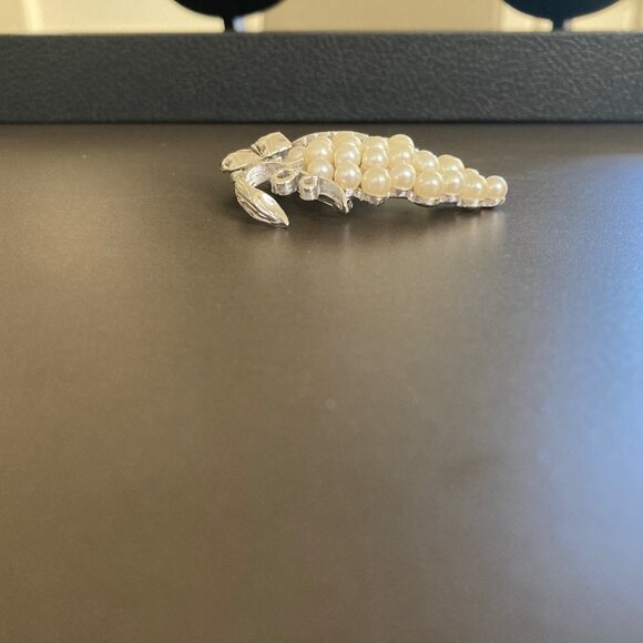 Crown Trifari Vintage Faux Pearls Grape Cluster Brooch Pin Silver Tone Signed - Picture 9 of 12